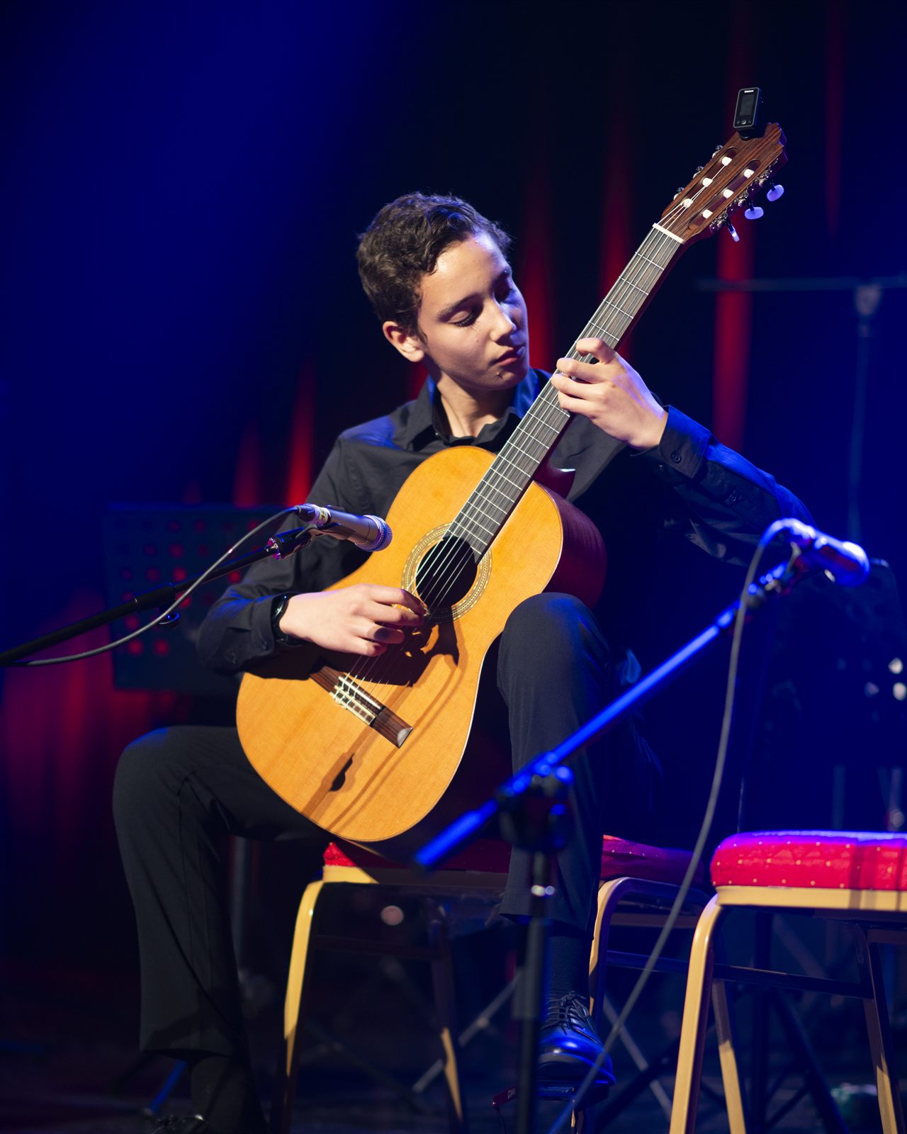 Un jeune guitariste sur la scène des Six Cordes